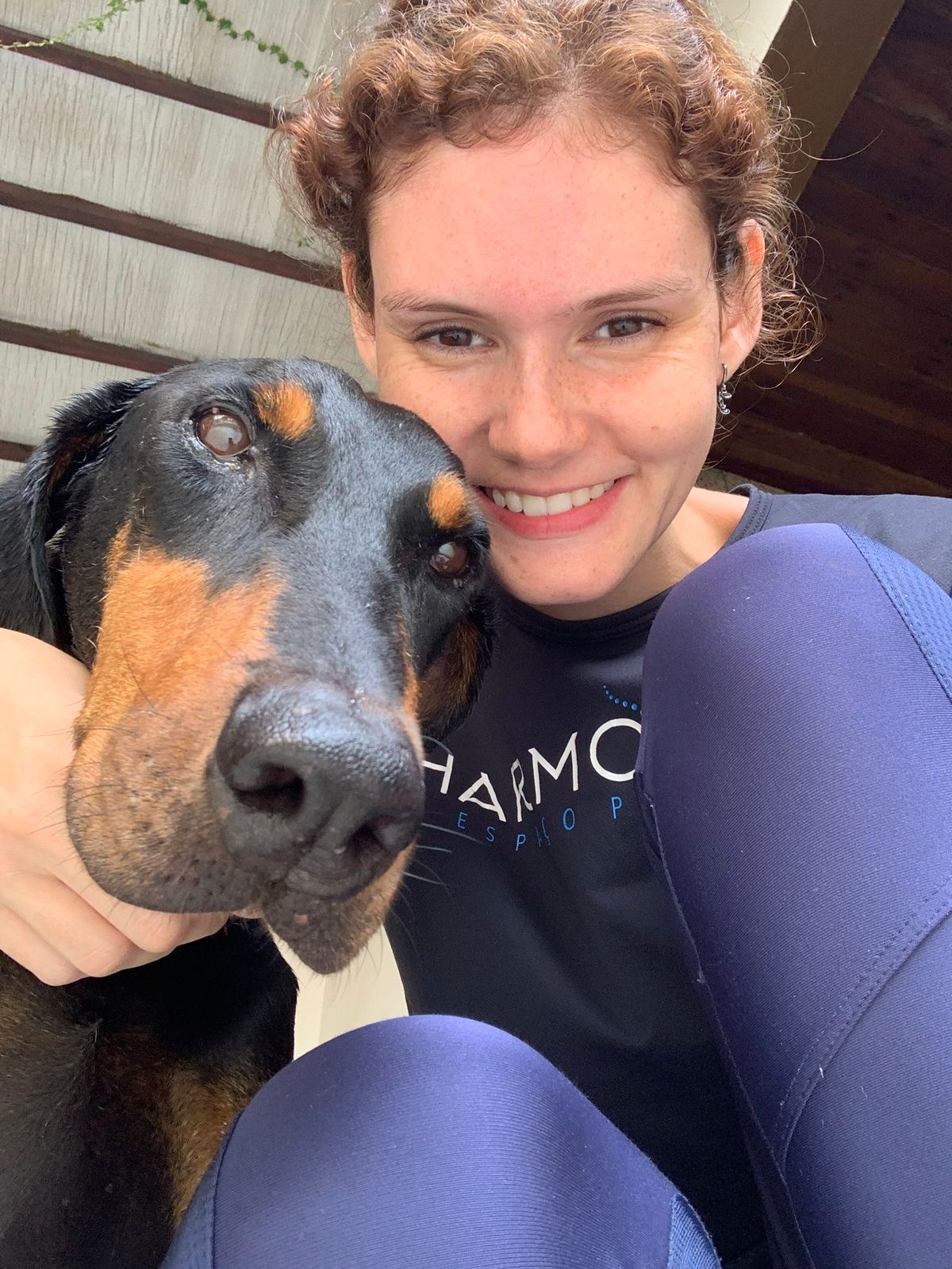 Júlia com cão preto e marrom