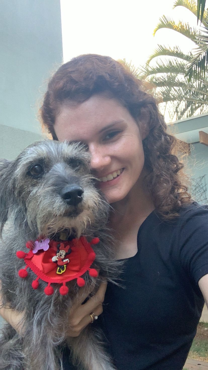 Júlia com cão grisalho no colo